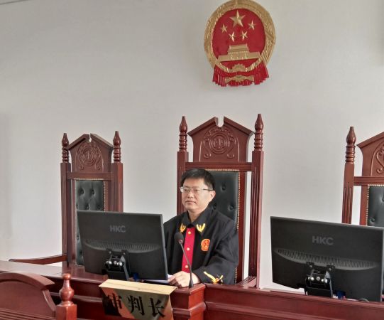 圖為馬敬啟開庭審理案件的情景 圖為馬敬啟開庭審理案件的情景